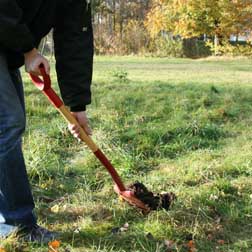 Gräv ett hål i marken och placera pjäsen i hålet på plant underlag.